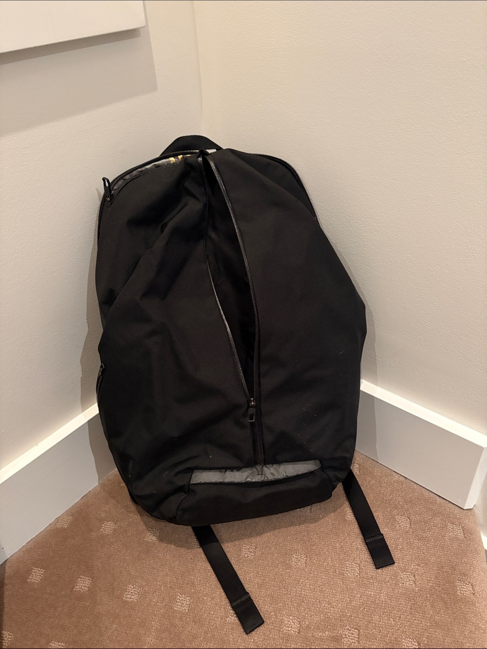 Lululemon Black Men's Backpack - Sleek Everyday Carry